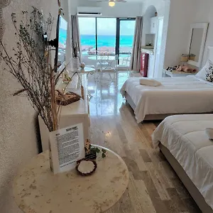 https://beachfront-sun-and-fun.quintano-roohotels.com